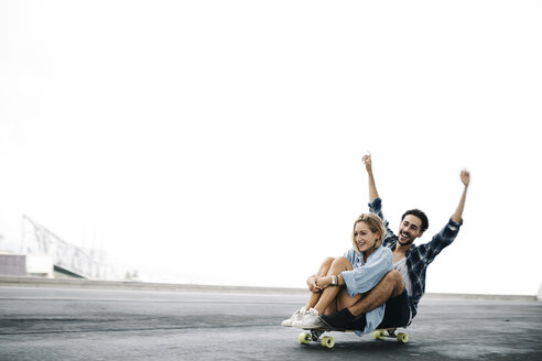 Junges Paar auf einem Longboard unterwegs - JRFF000104