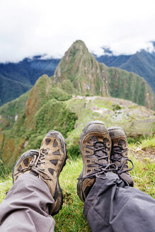 Peru, Region Machu Picchu, Reisende mit Blick auf die Zitadelle von Machu Picchu und den Berg Huayna - GEMF000411