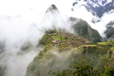 Peru, Region Machu Picchu, Zitadelle Machu Picchu und Berg Huayna im Nebel - GEMF000414