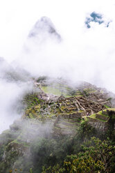 Peru, Region Machu Picchu, Zitadelle Machu Picchu und Berg Huayna im Nebel - GEMF000416