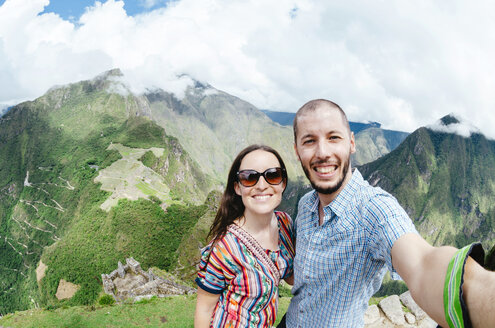 Peru, Machu Picchu Region, Reisendes Paar nimmt Selfie - GEMF000420