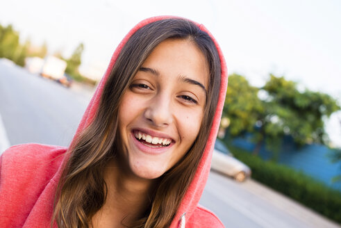 Porträt eines lachenden Mädchens mit rosa Kapuzenpulli - GEMF000423