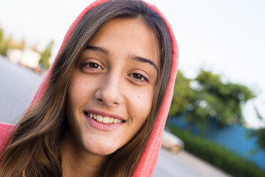 Portrait of smiling girl wearing pink hoodie - GEMF000424