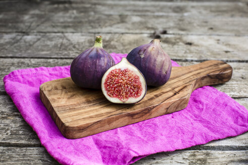 Fresh figs, chopping board - SARF002144