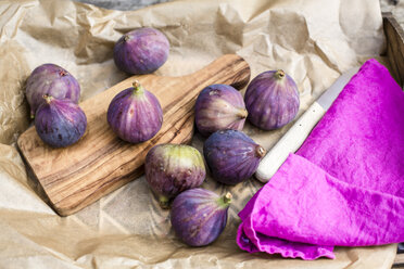 Fresh figs, chopping board, knife, kitchen towel and paper - SARF002145