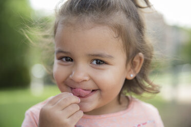 Porträt eines kleinen Mädchens, das seine Zunge herausstreckt - ERLF000034