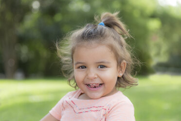 Portrait of smiling little girl in a park - ERLF000035