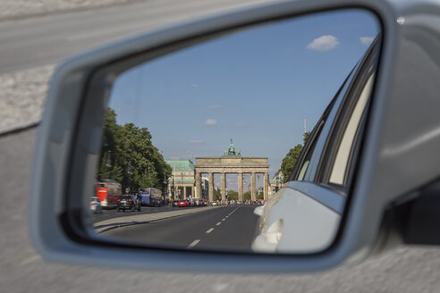 Germany, Berlin, Brandenburger Tor in the mirror of a car on Strasse des 17. Juni - NKF000407