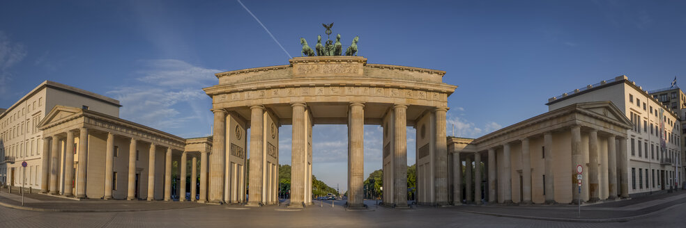 Deutschland, Berlin, Panoramablick auf Brandenburger Tor, Pariser Platz - NKF000408