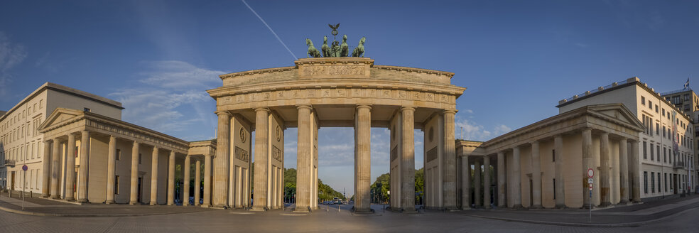 Germany, Berlin, Panoramic view of Brandenburger Tor, Pariser Platz - NKF000408