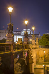 Deutschland, Berlin, historische Brücke und Reichstag bei Nacht - NKF000409