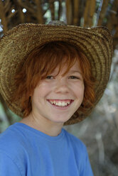 Porträt eines lächelnden rothaarigen Jungen mit Strohhut - LBF001224
