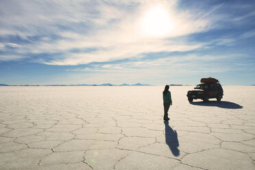 Bolivien, Potosi, Frau geht zu ihrem Geländewagen in den Salinen von Uyuni - GEMF000425