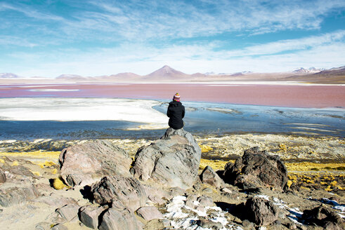 Bolivien, Potosi, Frau bewundert die Laguna Colorada - GEMF000427