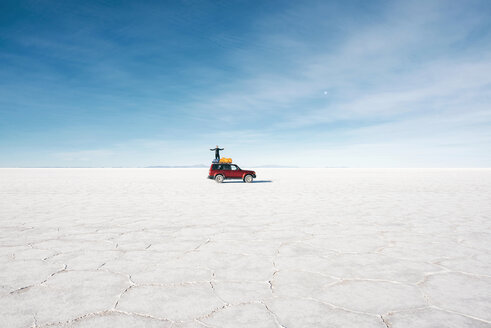 Bolivien, Potosi, Mann steht auf seinem 4x4 in den Uyuni Salt Flats - GEMF000430