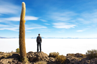 Bolivia, Potosi, Man looking at the Uyuni Salt Flats - GEMF000431