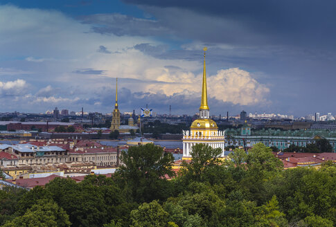 Russland, Sankt Petersburg, Admiralität und Peter-Paul-Kathedrale im Hintergrund - KNTF000076