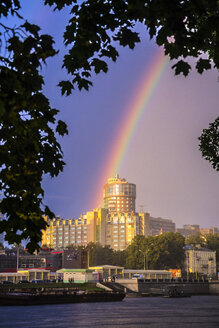 Russland, Sankt Petersburg, Regenbogen über dem Gebäude an der Newa-Schiffsanlegestelle - KNT000078