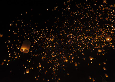 Thailand, Chiang Mai, beleuchtete Laternen in der Nacht beim Yee Peng Festival, lizenzfreies Stockfoto