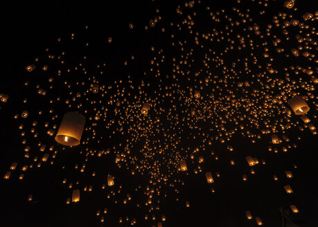 Thailand, Chiang Mai, beleuchtete Laternen in der Nacht beim Yee Peng Festival - TOVF000032