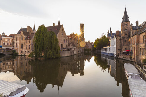 Belgien, Flandern, Brügge, Altstadt, Rozenhoedkaai, Kanal und Belfriedturm - WDF003296