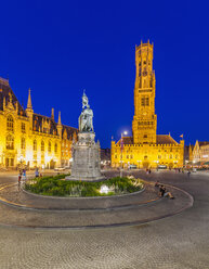 Belgien, Flandern, Brügge, Grote Markt, Provinciaal Hof, Jan-Breydel-Denkmal und Belfried am Abend - WDF003297