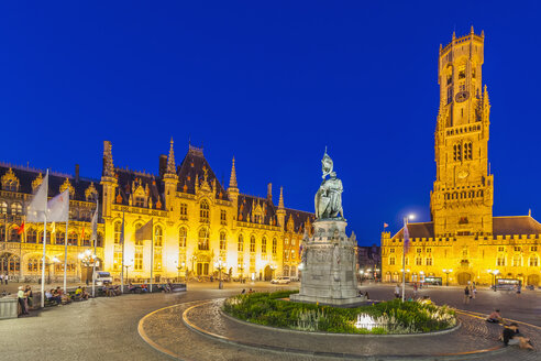 Belgien, Flandern, Brügge, Grote Markt, Provinciaal Hof, Jan-Breydel-Denkmal und Belfried am Abend - WDF003309