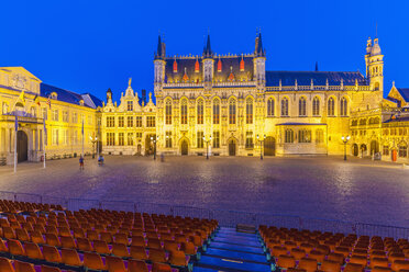 Belgium, Flanders, Bruges, Old town, castle square, town hall in the evening - WDF003310