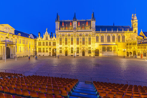 Belgien, Flandern, Brügge, Altstadt, Burgplatz, Rathaus am Abend - WDF003310