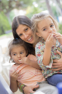 Woman with two little girls sitting on her lap - ERLF000038