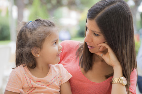 Frau spricht mit ihrer kleinen Tochter, lizenzfreies Stockfoto