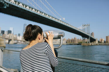 USA, New York City, junge Frau mit münzbetriebenem Fernglas - GIOF000131