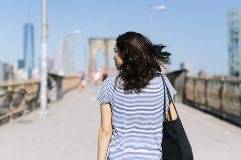 USA, New York City, Rückenansicht einer jungen Frau auf der Brooklyn Bridge - GIOF000163