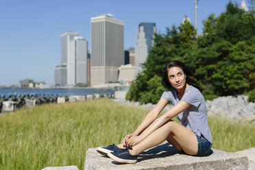 USA, New York City, Porträt einer jungen Frau, die sich in der Sonne entspannt - GIOF000166