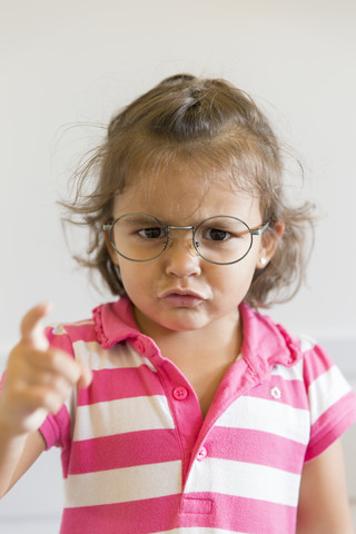 Porträt eines kleinen Mädchens mit Brille, lizenzfreies Stockfoto