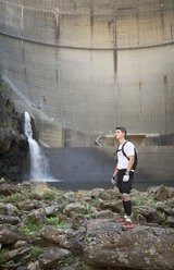 Ultra-Trail-Läufer mit einem Staudamm im Hintergrund - RAEF000518