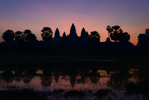 Kambodscha, Siem Riep, Silhouette von Angkor Wat in der Dämmerung - TOVF000034