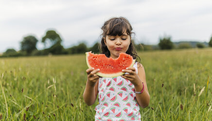 Kleines Mädchen isst Wassermelone - MGOF000799