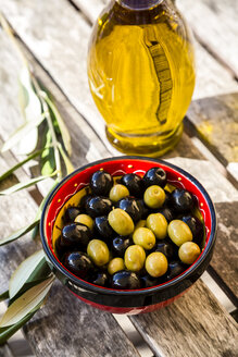 Schale mit grünen und schwarzen Oliven und Karaffe mit Olivenöl - SARF002152