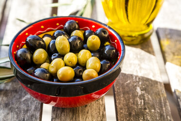 Bowl with green and black olives - SARF002153