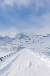 Bulgarien, Rila-Gebirge, Belmeken-Staudamm, verschneite Brücke im kalten, windigen Winter - BZF000256
