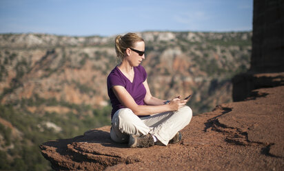 USA, Texas, Palo Duro Canyon State Park, Frau rastet am Lighthouse Trail - NNF000250