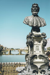 Italien, Florenz, Statue von Benvenuto Cellini in Ponte Vecchio - GEMF000432