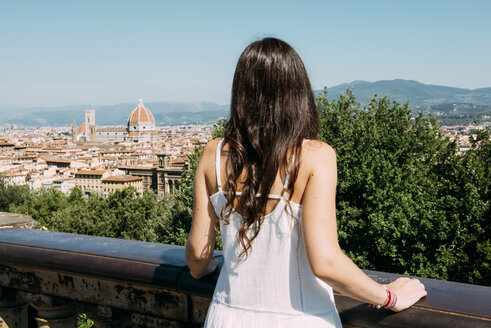Italien, Florenz, Frau mit Blick auf die Stadt vom Piazzale Michelangelo aus gesehen - GEMF000433