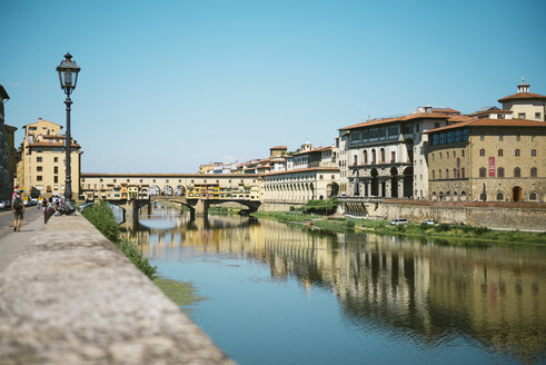 Italien, Florenz, Fluss Arno und Ponte Vecchio - GEMF000434