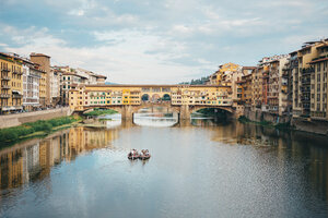 Italien, Florenz, Fluss Arno und Ponte Vecchio - GEMF000439