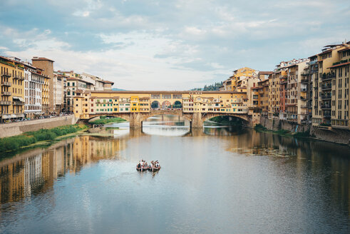 Italien, Florenz, Fluss Arno und Ponte Vecchio - GEMF000439