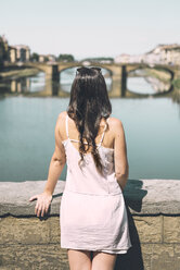 Italien, Florenz, Frau schaut von der Ponte Vecchio - GEMF000444