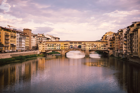Italien, Florenz, Fluss Arno und Ponte Vecchio bei Sonnenuntergang, lizenzfreies Stockfoto