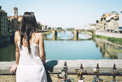 Italien, Florenz, Frau schaut von der Ponte Vecchio - GEMF000453